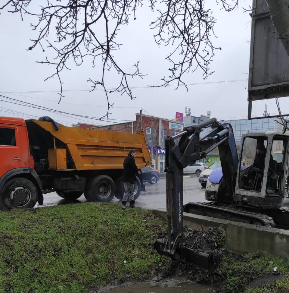 В Батайске в связи с обильным таянием снега, перемерзанием каналов и  водопропускных труб, а также подъемом грунтовых вод продолжается комплекс  мероприятий по ликвидации подтоплений | 24.01.2024 | Батайск - БезФормата